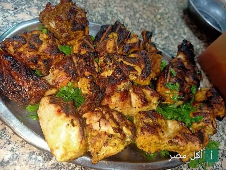 طبق فراخ مشوية على الفحم مزينة بالبقدونس في مطعم الحاج سعيد وأولاده بأطفيح.
