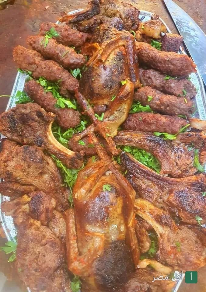 طبق مشويات مشكل من الحاج سعيد وأولاده في أطفيح يضم كفتة وريش وحمام محمر على بقدونس.