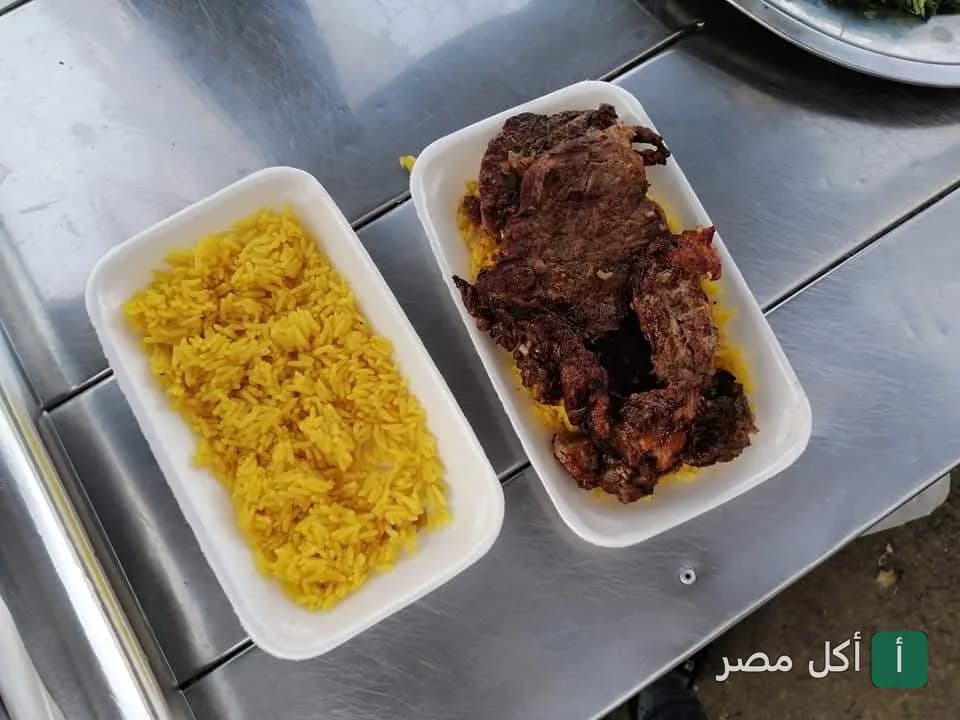 وجبة أرز أصفر مع لحم مشوي في أطباق تقديم من مطعم الحاج سعيد و أولاده في أطفيح.