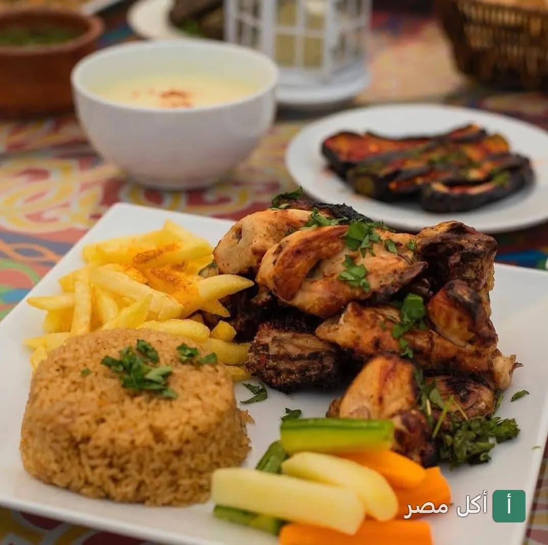 طبق مشاوي مشكل مع أرز وبطاطس محمرة وخضار سوتيه في مطعم بيراميدز بالأهرام.