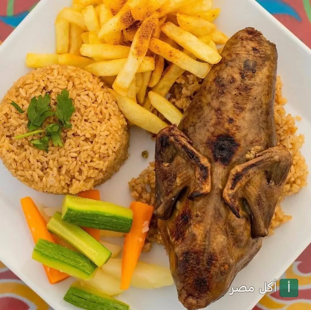 طبق حمام محشي مع أرز بالخلطة وبطاطس مقلية وخضار سوتيه في مطعم بيراميدز بالأهرام
