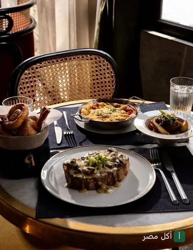 مائدة طعام متنوعة بوجبات سريعة في مطعم تشيرلي كوربه بمصر الجديدة.