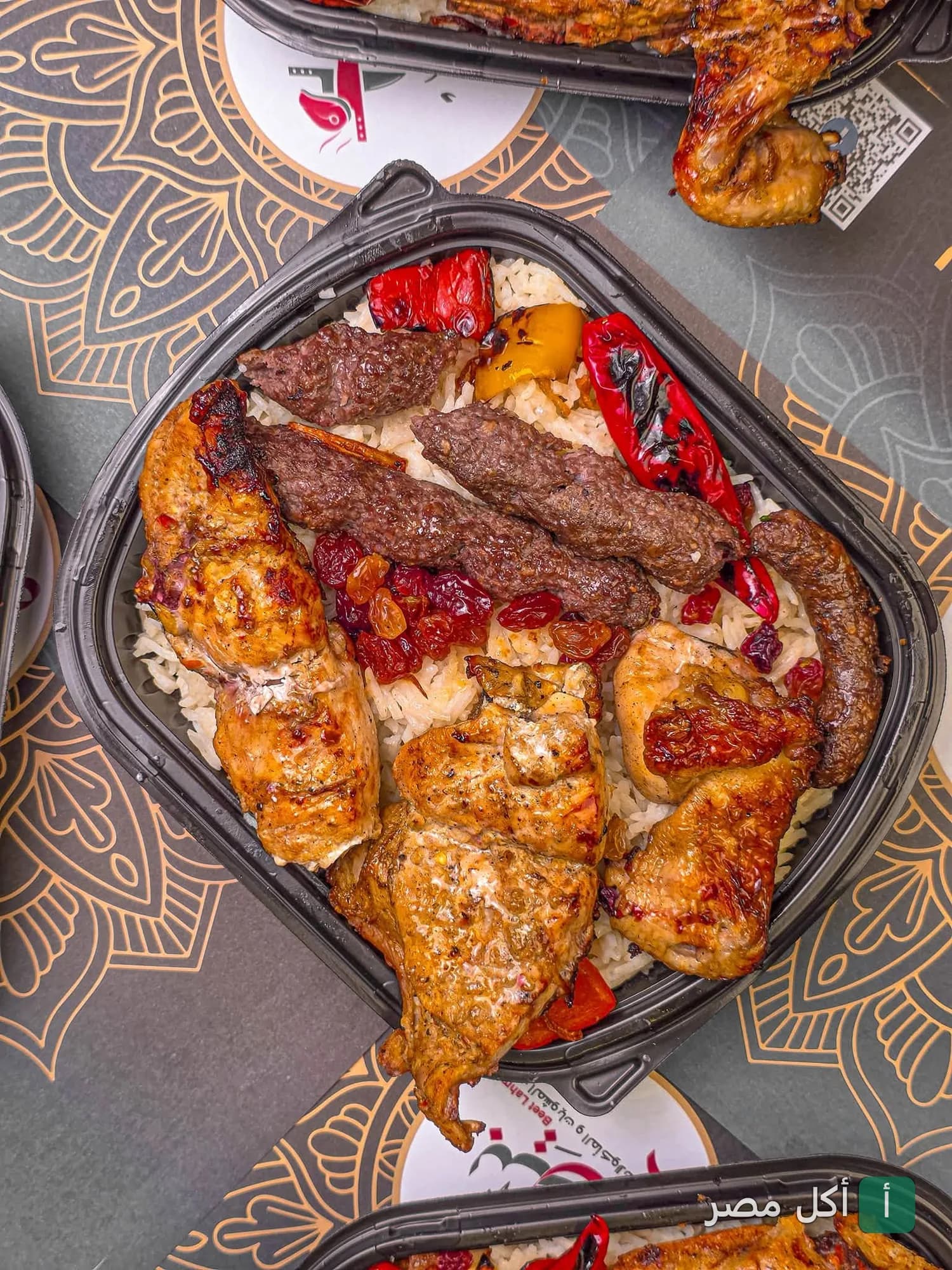 وجبة مشويات مشكلة من مطعم بيت لحم تحتوي على كفتة وفراخ مشوية مع أرز ومقبلات.