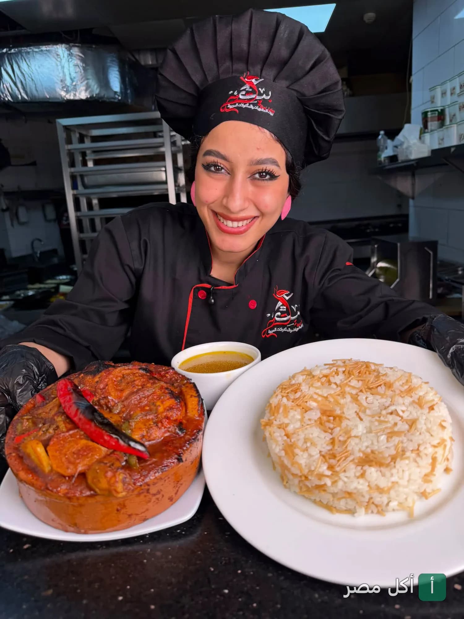 شيف في مطعم بيت لحم تقدم طاجن مصري مع أرز بالشعيرية في مطبخ المطعم.