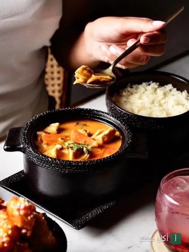 طبق كاري مع أرز في مطعم طوكيو بالأهرام