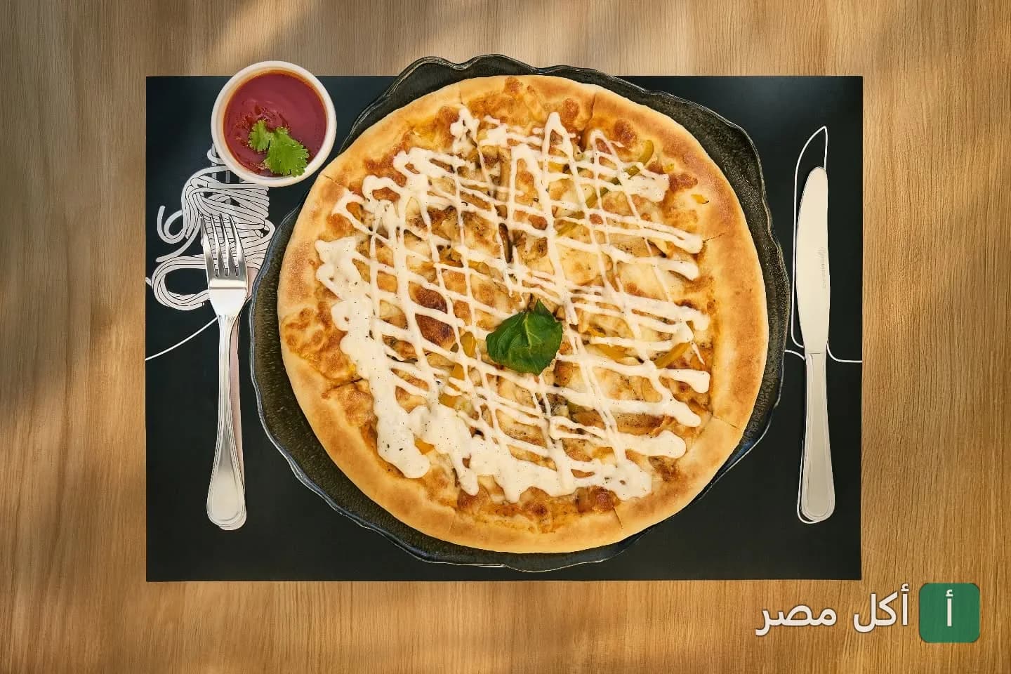بيتزا مغطاة بصوص أبيض في بوناشي لاونج بالمنتزه، الجيزة.
