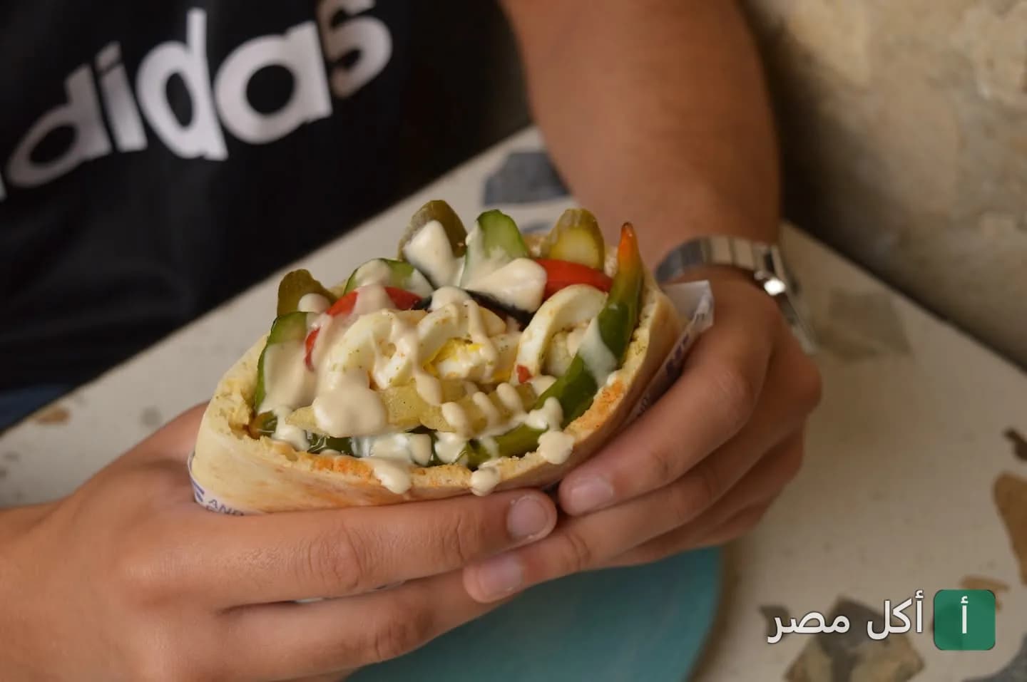 ساندوتش في خبز بيتا محشو بالبيض والخضروات والصوص في مطعم حمص اند جو.
