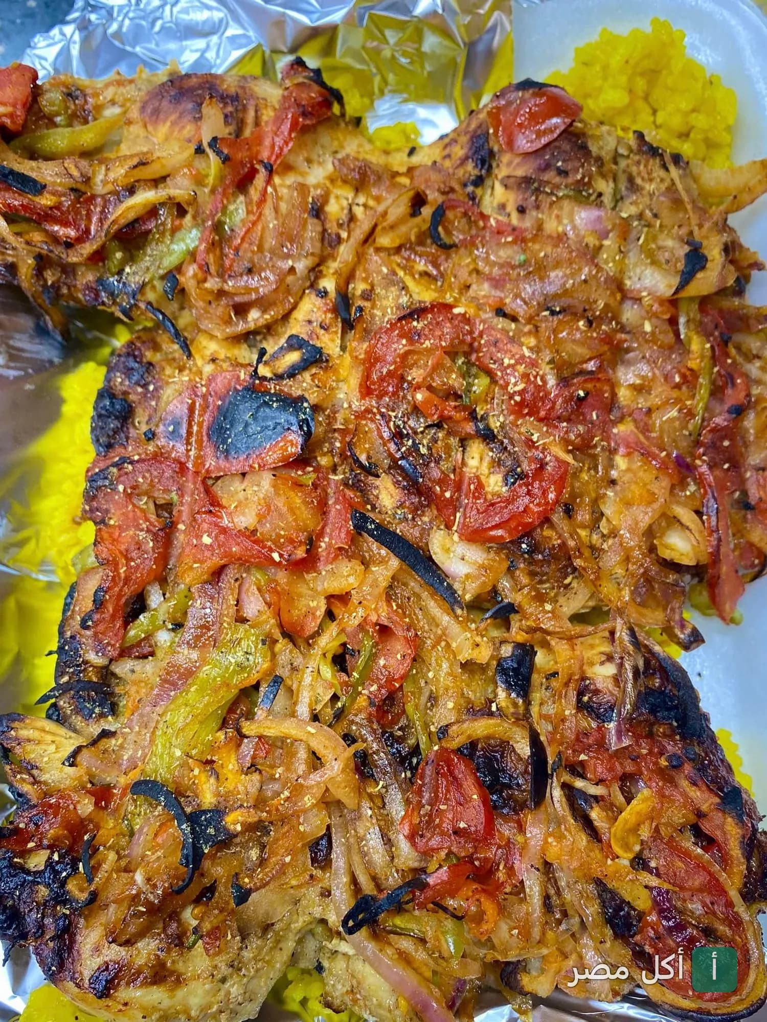 دجاج مشوي بالخضار والطماطم مع الأرز الأصفر في مطعم حاتي ابن البلد