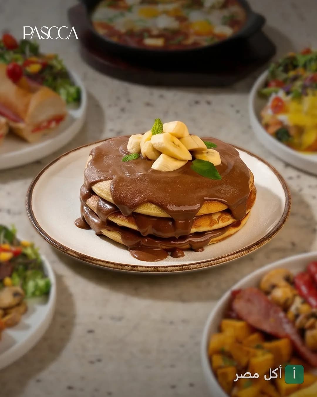 طبق بان كيك مغطى بصوص الشوكولاتة وقطع الموز في مطعم باسكا بمصر الجديدة.