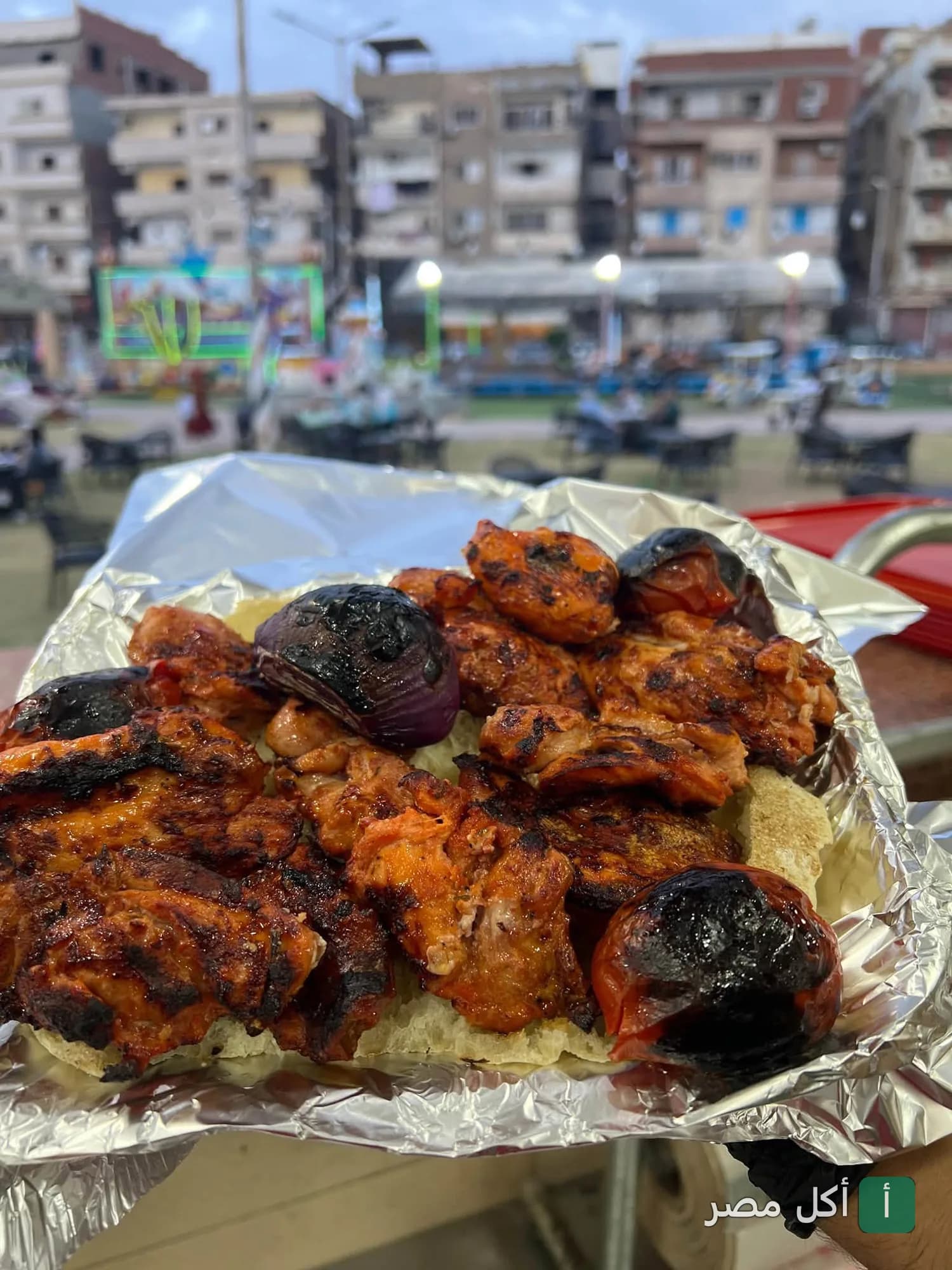 طبق شيش طاووق مشوي مع طماطم وبصل في مطعم رغيف بابا بمصر الجديدة