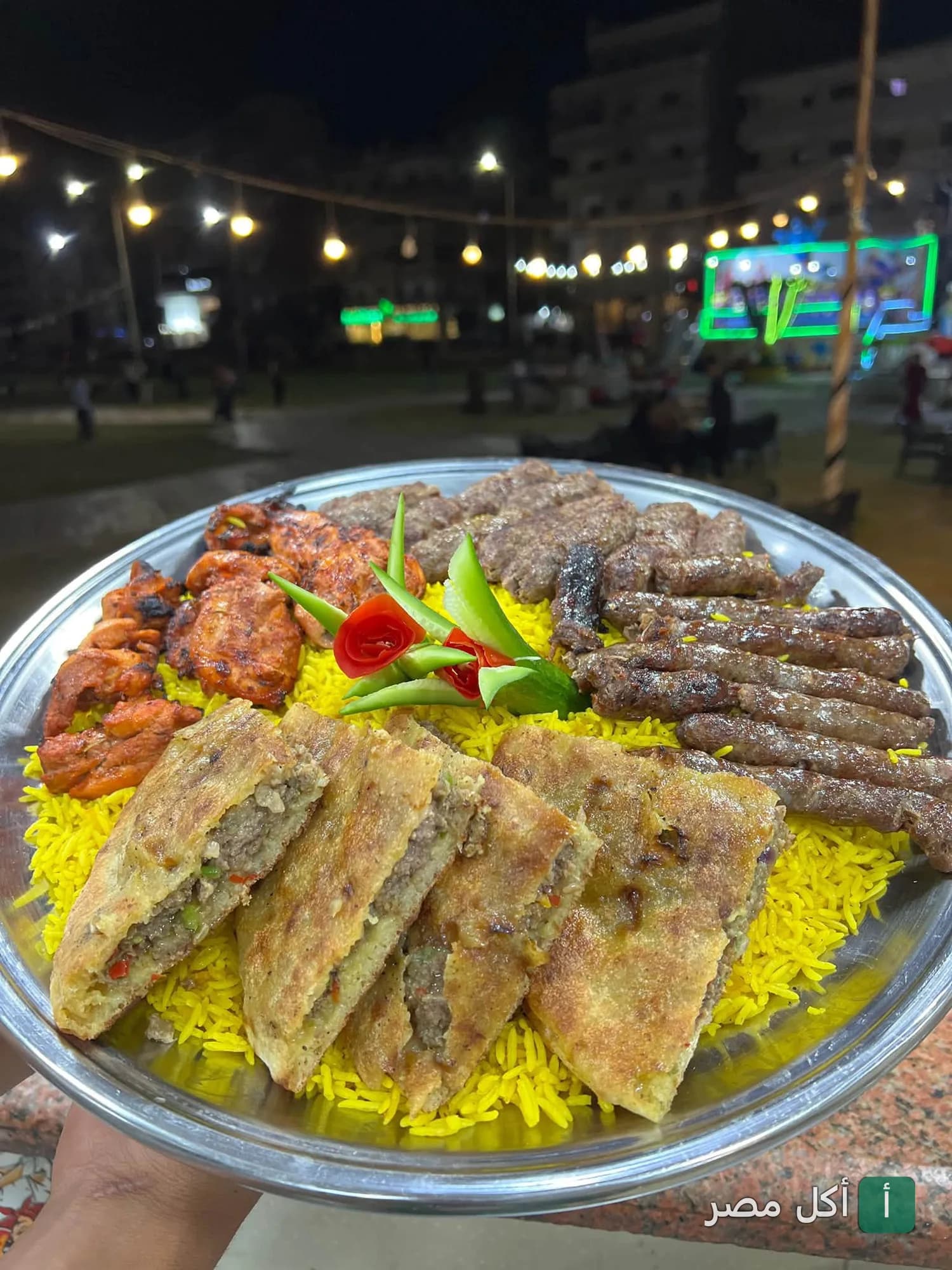 صينية مشويات متنوعة من رغيف بابا في مصر الجديدة تضم كفتة وشيش طاووق وحواوشي على أرز أصفر.