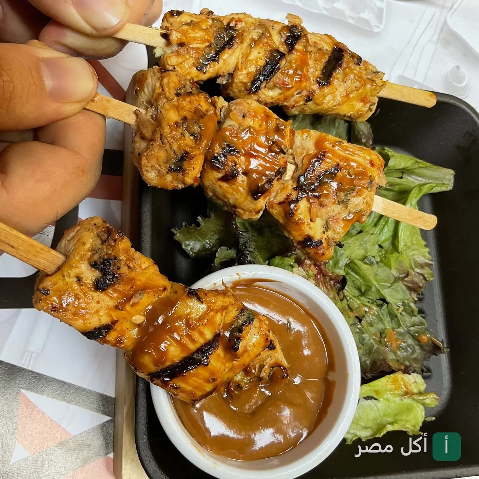 أسياخ دجاج مشوي مع صوص في شاتز سوشيال هاوس بألماظة، مصر الجديدة.