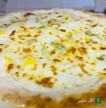 بيتزا بالجبنة السايحة من مطعم مارتيني شيف في مصر الجديدة.