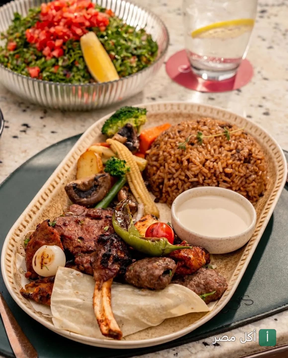 طبق مشويات مشكل مع أرز وخضار سوتيه في مطعم كارلو بمجمع 5A باي ذا ووتر واي.