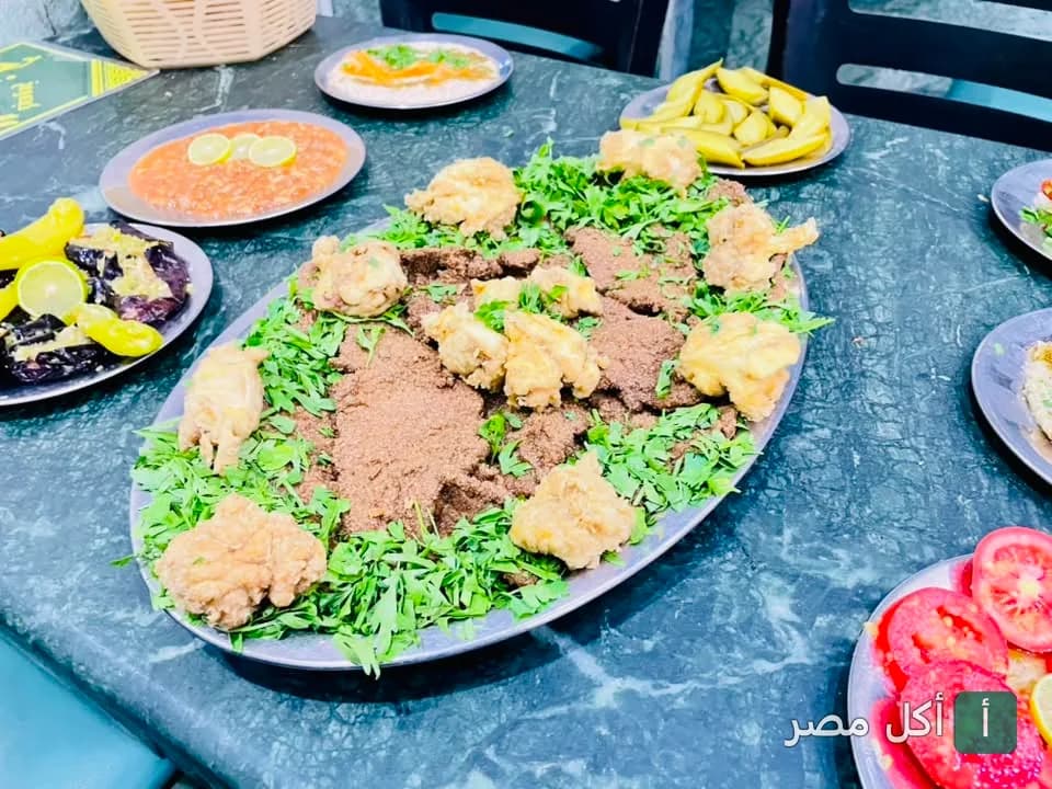 طبق كبير من الكبدة والمخ المقلي مع البقدونس في مطعم كبدة ومخ الدريني بإمبابة
