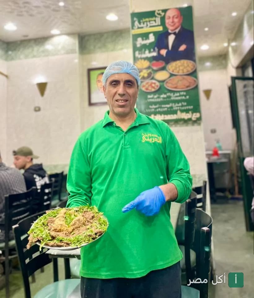 موظف في مطعم كبده ومخ الدريني بإمبابة يقدم طبق كبدة ومخ طازج للزبائن.