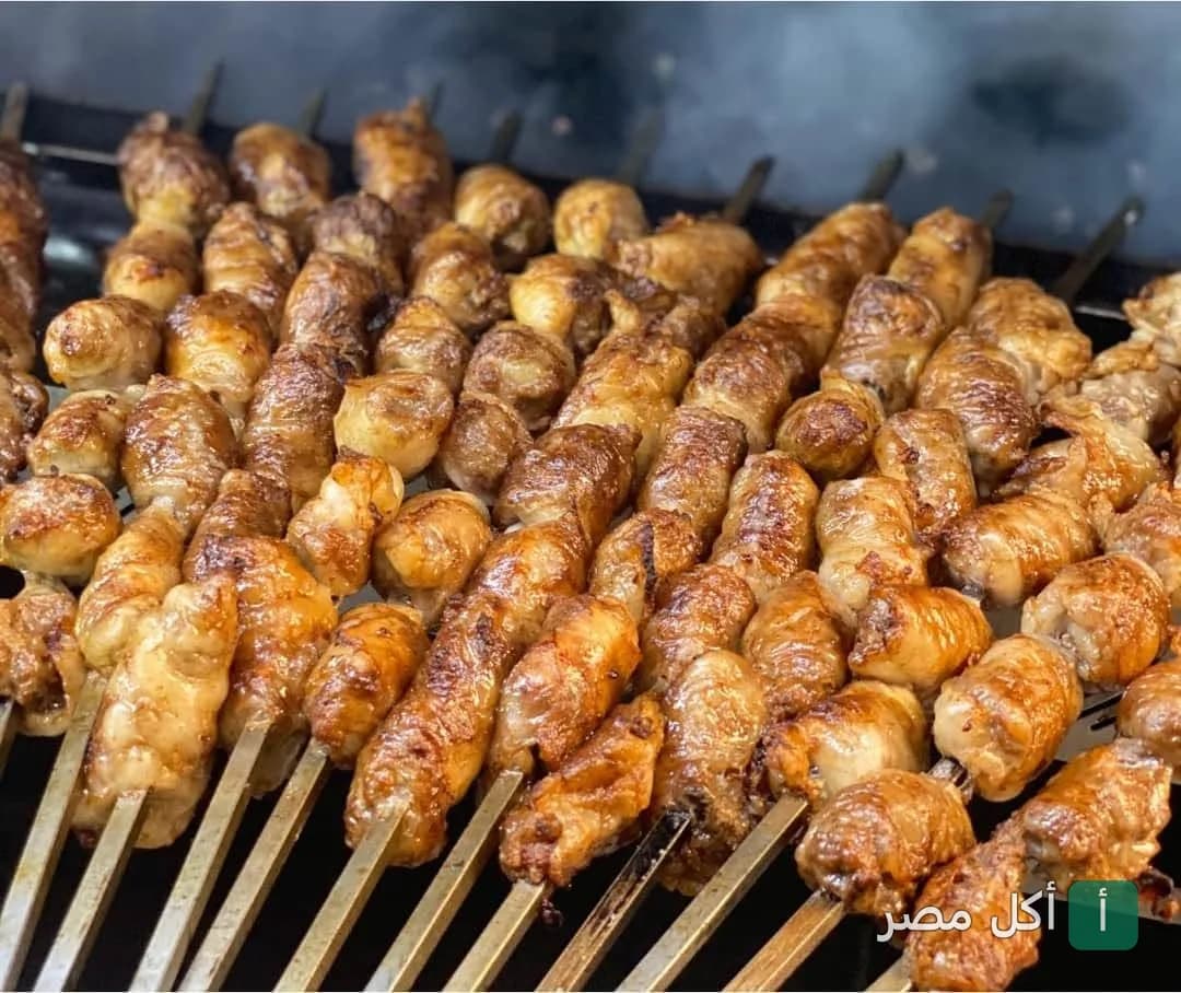 أسياخ طرب مشوي على الفحم في مطعم حاتي الوحدة بجزيرة إمبابة.
