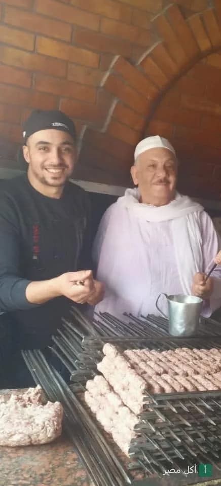 شيفات مطعم حاتي الوحدة في إمبابة يجهزون أسياخ الكفتة الطازجة على الشواية.