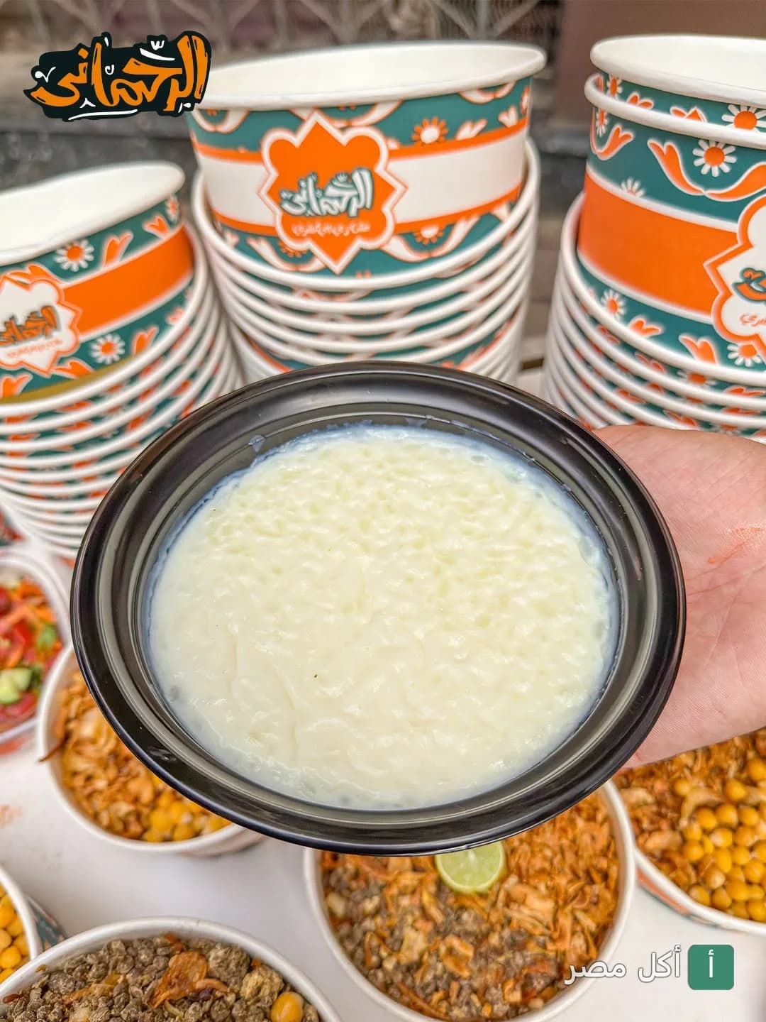 طبق أرز باللبن في مطعم كشري الرحماني بجزيرة إمبابة، مع أكواب التقديم المميزة.