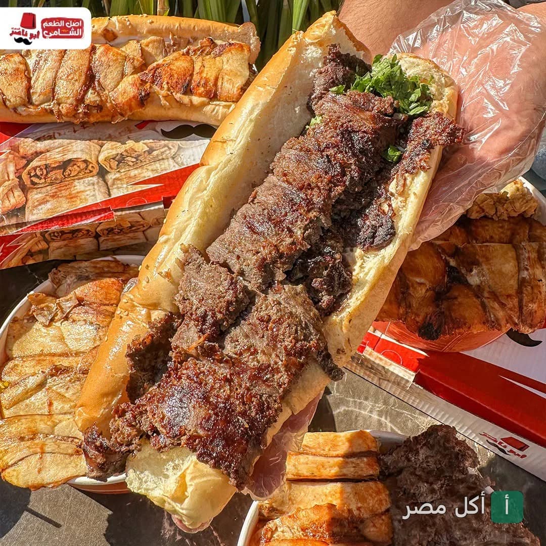ساندوتش شاورما لحم سوري من مطعم أبو ناصر في بشتيل، إمبابة.
