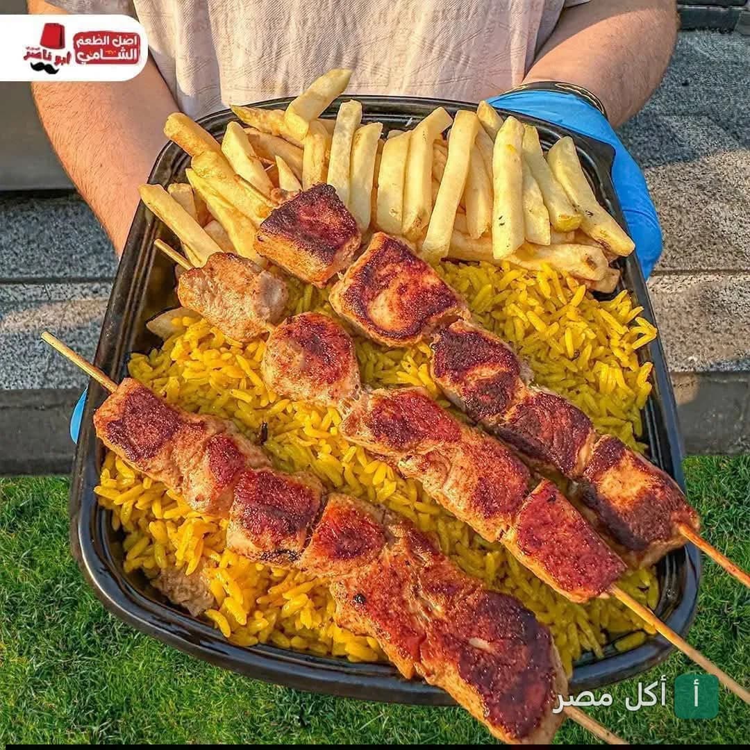 وجبة مشاوي سورية مع أرز أصفر وبطاطس مقلية من مطعم أبو ناصر في بشتيل بإمبابة.
