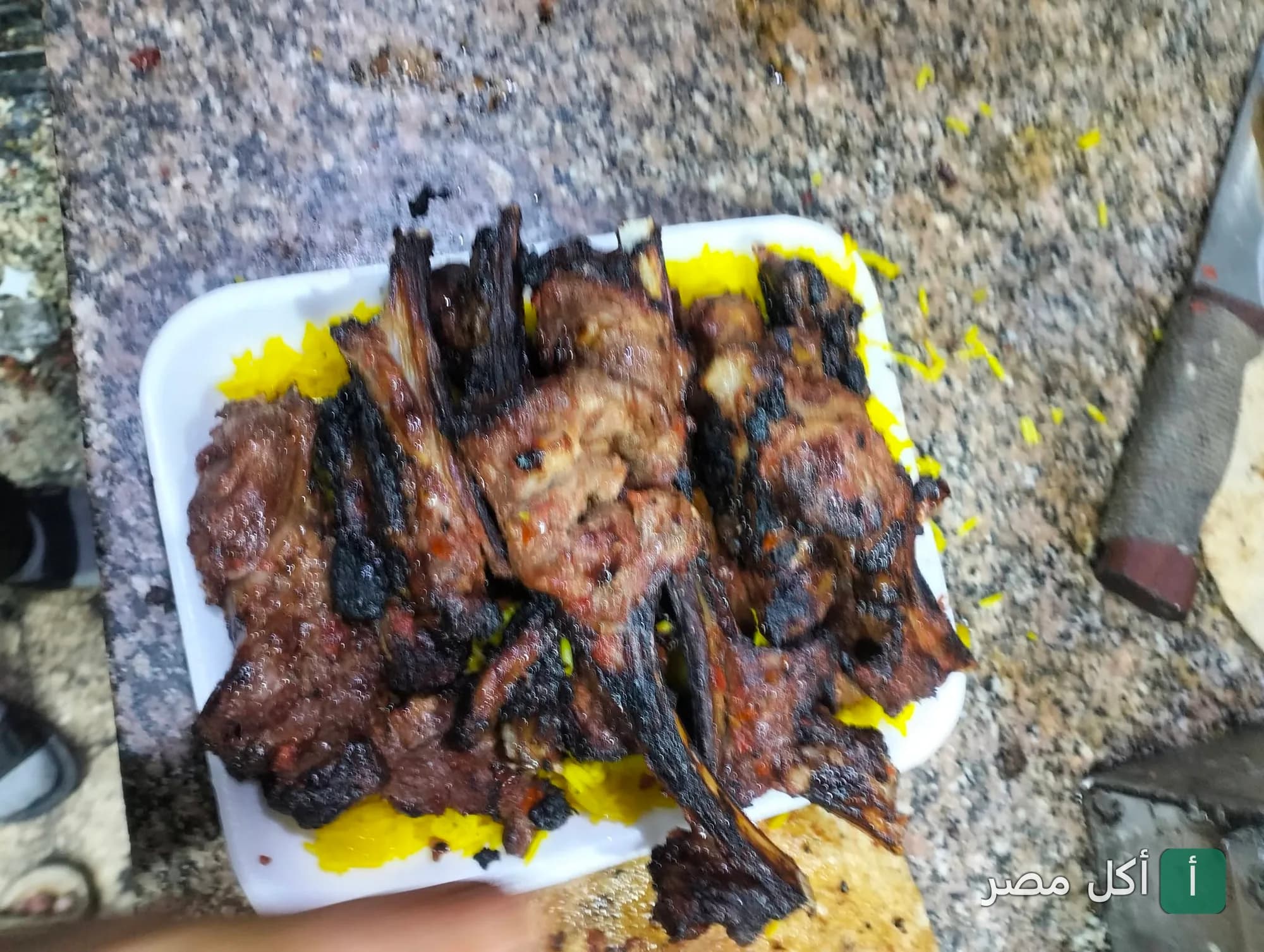 طبق ريش ضاني مشوية على أرز أصفر في مطعم كبابجي أبو غنيمة بإمبابة.
