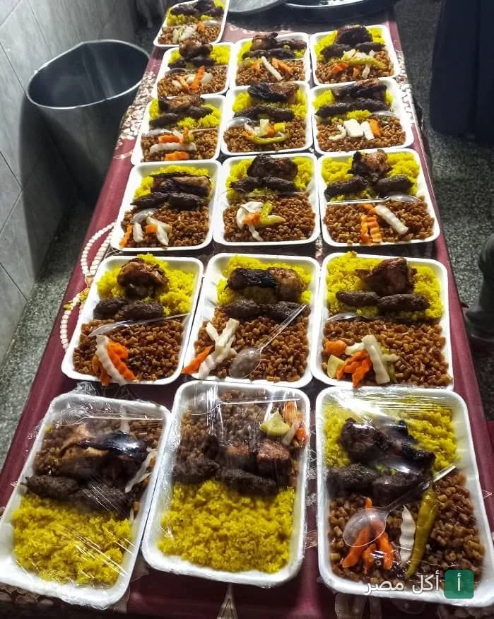 وجبات مشويات مصرية مغلفة في أطباق تحتوي على أرز ومكرونة وكباب في مطعم كبابجي أبو غنيمة بإمبابة.