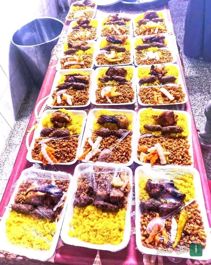 وجبات مشويات مصرية مغلفة في أطباق تحتوي على أرز ومكرونة وكباب وكفتة من كبابجي أبو غنيمة في إمبابة.