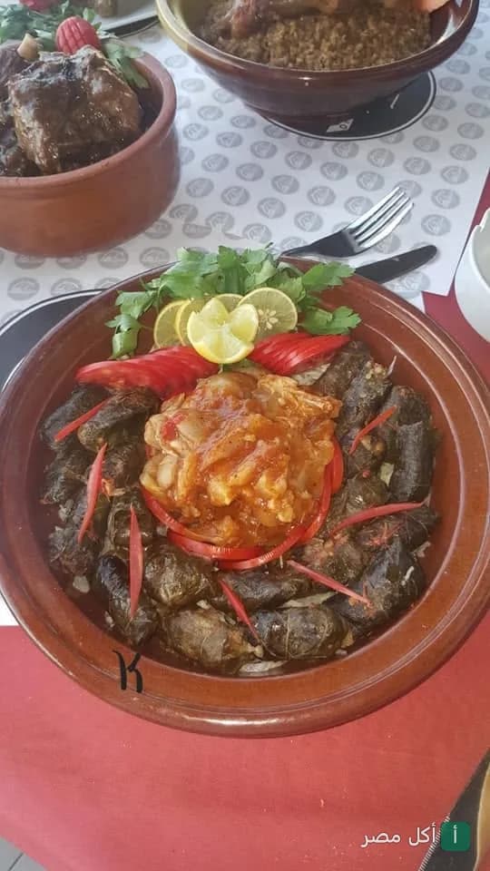 طبق محشي ورق عنب مزين بقطع الطماطم والليمون في مطعم حاتي وكبابجي النصر بإمبابة.