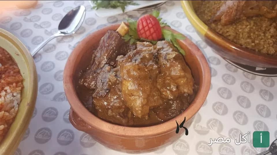 طاجن لحم مطهو ببطء في مطعم حاتي وكبابجي النصر بالمنيرة في إمبابة.