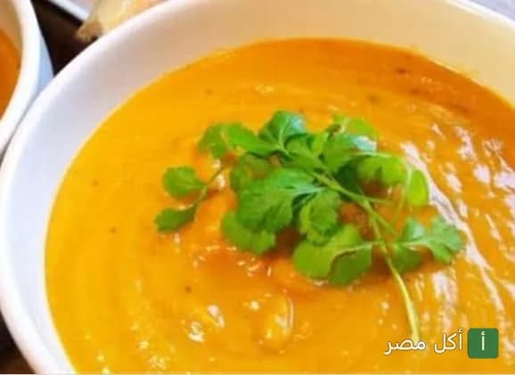 طبق شوربة ساخنة مزينة بالبقدونس في مطعم حاتي وكبابجي النصر بإمبابة.