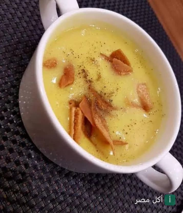 طبق شوربة عدس ساخنة مع قطع الخبز المحمص في مطعم حاتي وكبابجي النصر بالمنيرة.