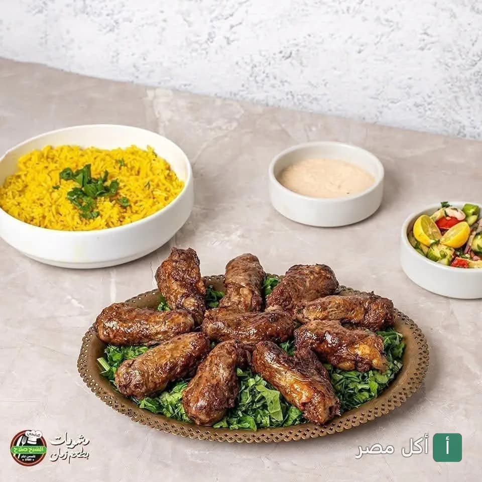 طبق مشويات متنوعة مع أرز أصفر وسلطة من مطعم الشيخ صلاح الكبابجي في إمبابة.