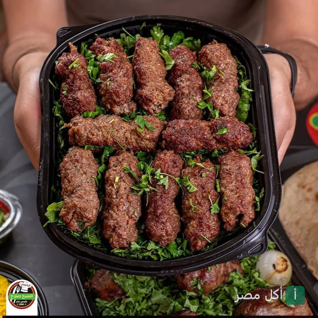 طبق كفتة مشوية طازجة مزينة بالبقدونس في مطعم الشيخ صلاح الكبابجي بإمبابة.