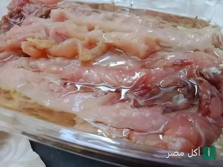 طبق فيليه فسيخ جاهز للتقديم من فسخاني أسوان في شارع الوحدة بإمبابة.