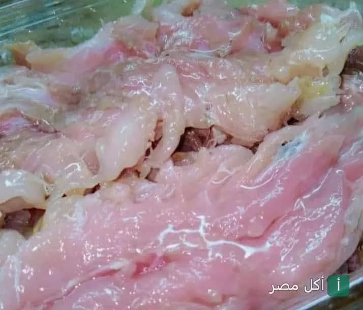 شرائح فسيخ طازجة ومخلية في فسخاني أسوان بشارع الوحدة في إمبابة.