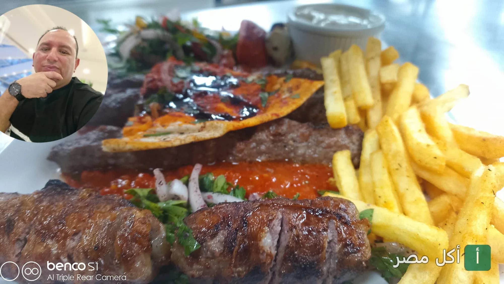 طبق مشاوي مشكل مع بطاطس محمرة وسلطة في مطعم الشيمي بإمبابة.