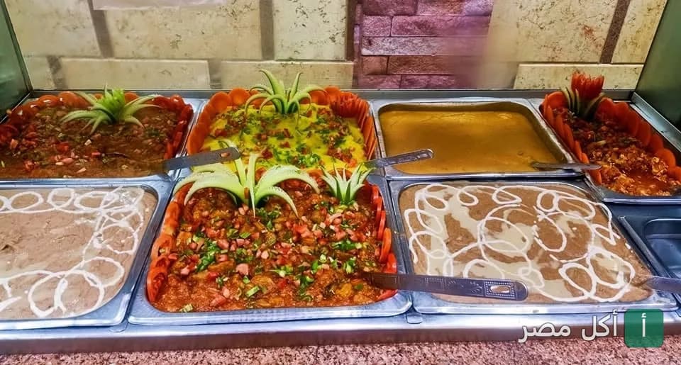 تشكيلة متنوعة من أطباق الفول والطعمية في مطعم الشبراوي بإمبابة.
