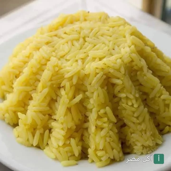 طبق أرز أصفر مطهو في مطعم الهادى بإمبابة.