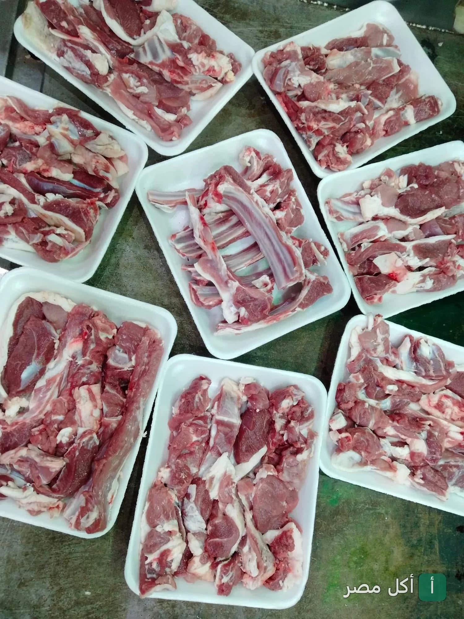 أطباق من لحم الضأن الطازج المقطع والمجهز للشوي في مطعم مشويات أبواليزيد بإمبابة.