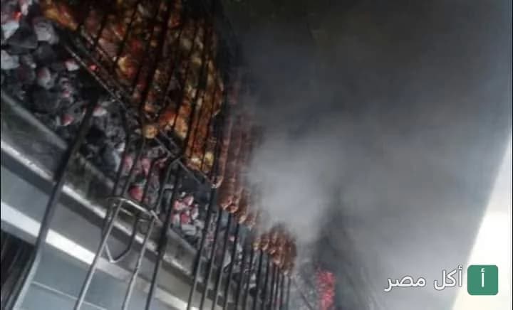 سيخ كفتة ومشاوي على الفحم في مطعم مشويات أبواليزيد بترعة السواحل بإمبابة