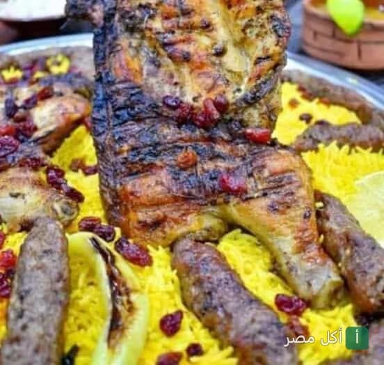 طبق مشاوي مشكل من مطعم أبواليزيد بإمبابة، يحتوي على دجاج مشوي وكفتة مع أرز أصفر وزبيب.