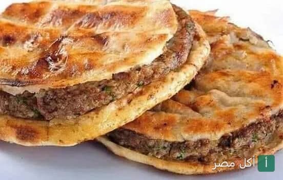 رغيفين حواوشي محمرين من مشويات أبواليزيد في إمبابة