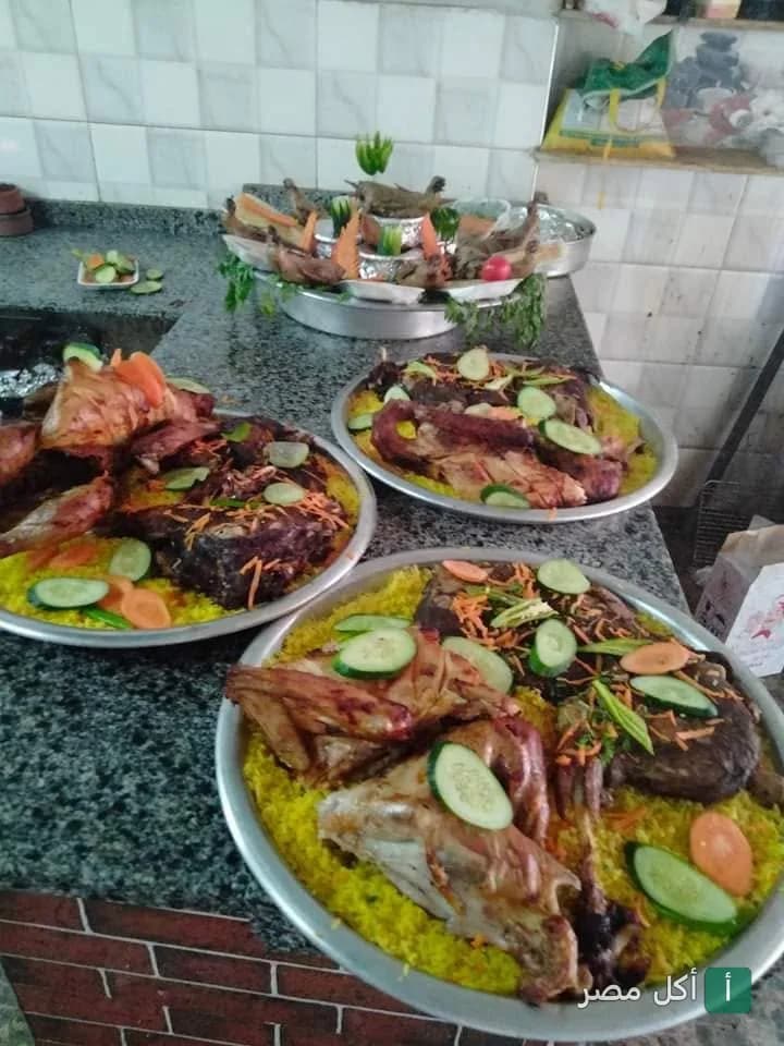 أطباق مشاوي متنوعة مع أرز أصفر في مطعم مشويات أبواليزيد بترعة السواحل بإمبابة.