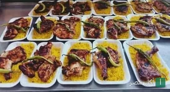 أطباق مشاوي مشكلة مع أرز أصفر وفلفل حار في مطعم مشويات أبواليزيد بإمبابة