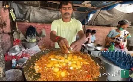 طباخ بيحضر وجبة على الصاج في مطعم كبدة ومخ حمص بإمبابة