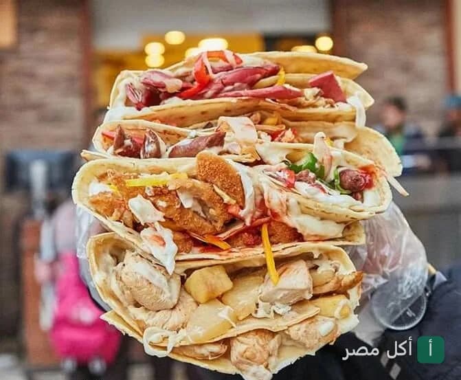مجموعة متنوعة من ساندوتشات الكريب المحشوة بالدجاج والمكونات المختلفة من كريب حبيشة في إمبابة.