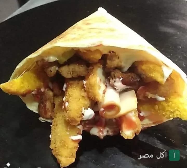 ساندوتش كريب محشو بقطع الدجاج المقرمشة والبطاطس من كريب حبيشة في إمبابة.