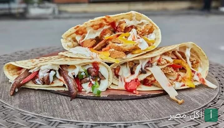 ثلاث قطع من الكريب المحشو بالدجاج والخضروات من كريب حبيشة في إمبابة.