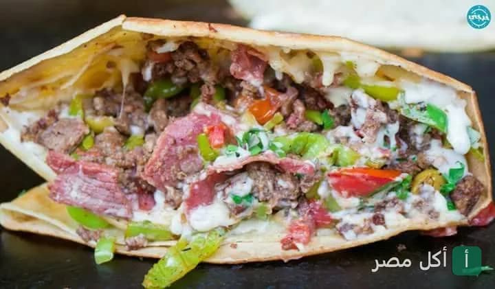 كريب محشو باللحم المفروم والجبن والخضروات من كريب حبيشة في إمبابة.